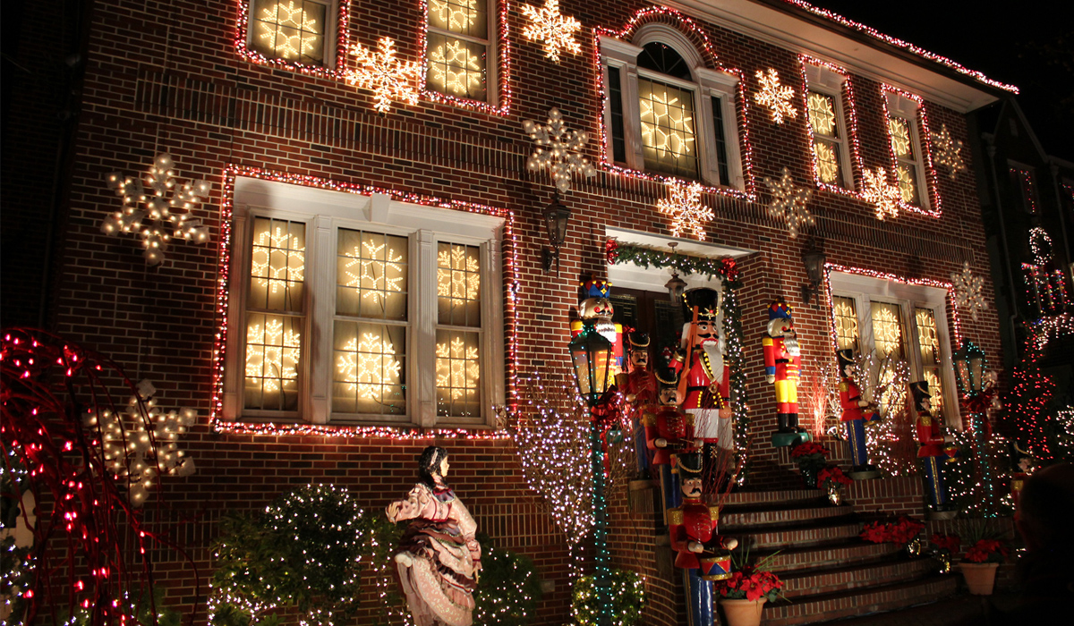 Dyker Heights Christmas Lights: Un Tour Navideño esencial por Brooklyn. Sumérgete en el corazón de una tradición que ilumina Nueva York